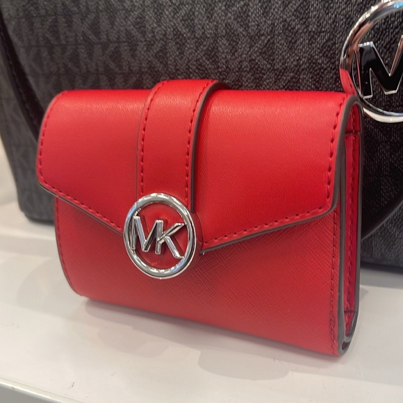 MICHAEL KORS
Carmen Medium Faux Leather Wallet
Bright Red
NWT - Picture 2 of 16